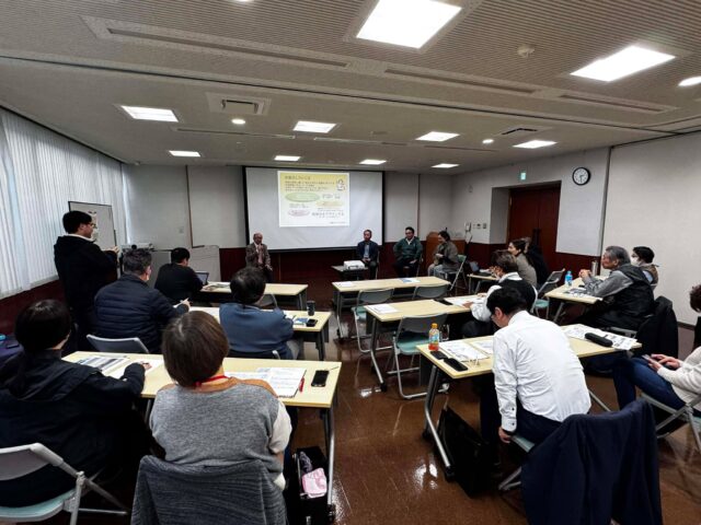 1月29日
『まるっと協働！地域もりあげ塾in西都・児湯地域』
を開催しました。

講演からスタートした「まるっと協働」。
東米良創生会の皆さんが、前に出て引っ張るのではなく、
地域の“黒子”として、住民の方々の課題や想いを丁寧にくみ取りながら、
協働のかたちを一つひとつ積み重ねてこられた歩みに、深く心を打たれました。

パネルディスカッションでは、
地域企業の立場からのお話や、移住者としての視点、
これまでに経験してきた苦労や葛藤、
そして「お金をどう地域に活かしていくか」といったテーマまで、
多様な切り口から、たくさんのリアルな声が共有されました。

交流会では、
「自分たちの地域ならどう取り組めるだろうか」
そんなふうに、参加者の皆さんが“我がごと”として考え、語り合う姿が印象的で、
会場はとても活気のある、あたたかな雰囲気に包まれていました。
時間が足りないと感じるほどの盛り上がりでした。

終了後も名刺交換や対話が続き、
多くの方がその場に残っておられたことからも、
この時間が参加者の皆さんにとって、何かを持ち帰っていただける
機会になったのではないかと感じています。

ご参加いただきました皆様
ご登壇していただきました
「東米良創生会事務局長 石川理恵様」
「かぐらの里代表取締役社長 濵砂修司様」
「Rural Beach代表 濵砂紳一郎様」
会場をお貸しいただきました[西都原考古博物館の皆様」
ご協力いただきました「iさいと様」

ありがとうございました。

#まるっと協働
#地域づくり
#協働のかたち
#東米良
#つながり