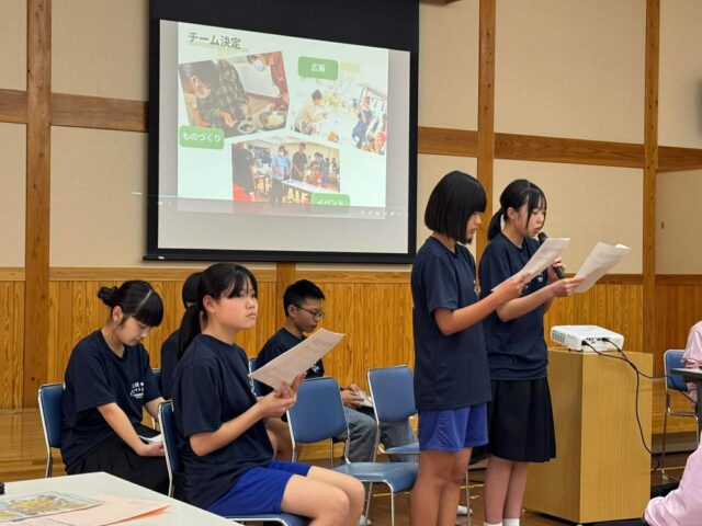 報告が遅くなりましたが、
3月11日、三股町で開催した
「地域もりあげ塾 in みまた」が無事終了しました。

三股中学校まちづくり部の中学生による
活動報告、
ハラケアシステム株式会社 代表取締役の
原社長の講演、
そしてパネルディスカッションと、盛りだくさんの内容でした。

どのお話からも、
三股の人の温かさや地域性、
そして地域への愛情を感じる時間となりました。

開会の挨拶では、
木佐貫町長から
「協働の町 三股」という言葉もあり、
まさにその言葉を体現する場となりました。

「都会に出なくても、三股でもやりたいことができる。
そして、また三股に戻りたいと思える町にしたい。」

そんな想いから始まった「まちづくり部」。

ハラケアシステムの
原社長の想いと、
それに応えるように挑戦する中学生の姿、
そして地域の皆さんのあたたかい応援がありました。

町長をはじめ、ご登壇いただいた皆さま、
そしてご参加いただいた皆さま、本当にありがとうございました。

この時間が、それぞれの地域での新しい動きや挑戦につながっていくことを願っています。

「協働の町 三股」を感じた一日でした。

#まちづくり部
#三股町
#まるっと協働
#協働事例
#協働の形